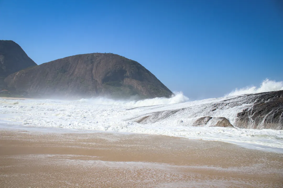 Risco de morte com ondas gigantes causa alerta em praia de Niterói