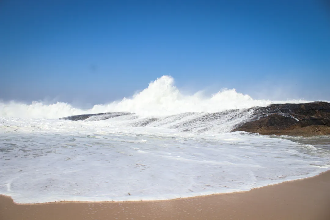 Risco de morte com ondas gigantes causa alerta em praia de Niterói