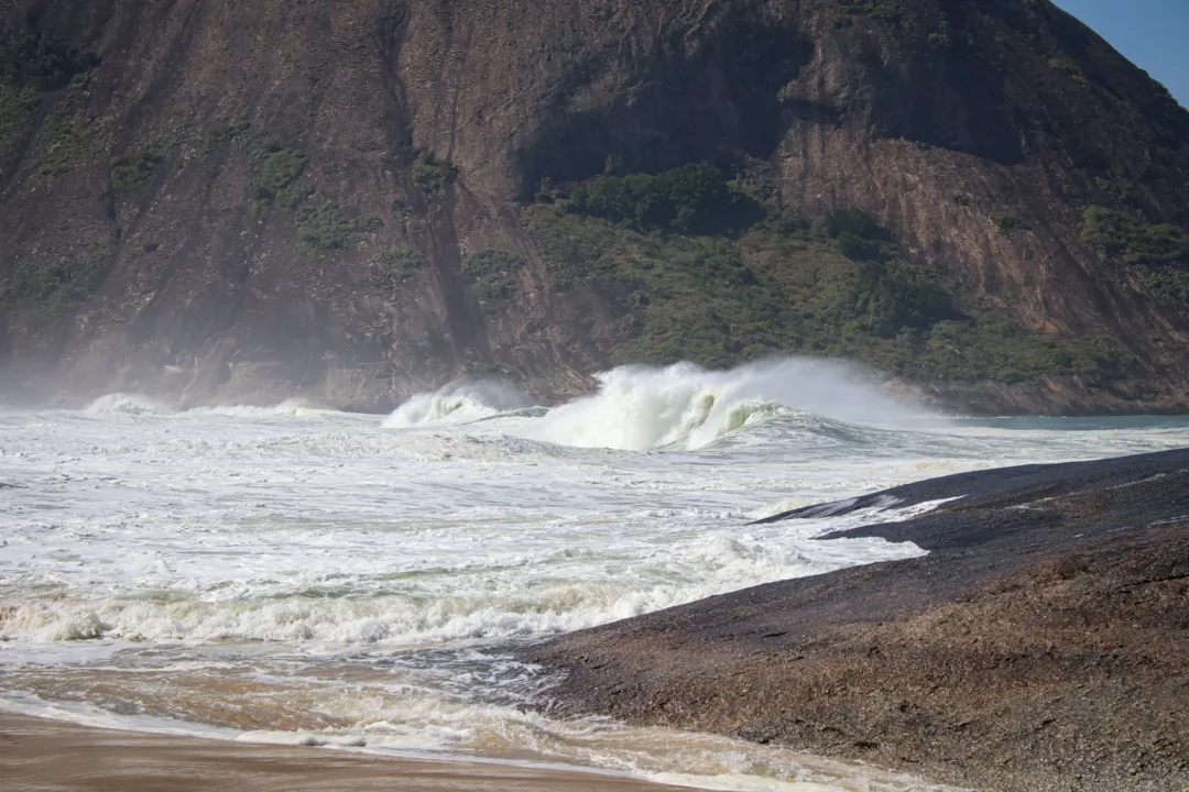 Risco de morte com ondas gigantes causa alerta em praia de Niterói