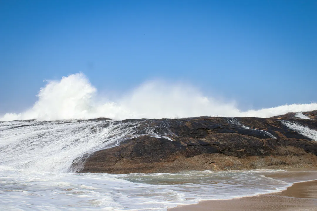 Risco de morte com ondas gigantes causa alerta em praia de Niterói