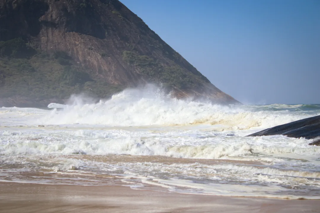 Risco de morte com ondas gigantes causa alerta em praia de Niterói