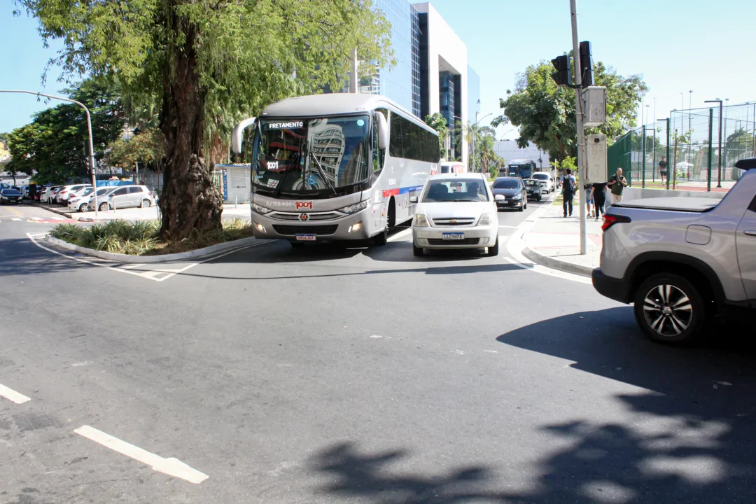 Trevo da Concha Acústica leva perigo a motoristas em Niterói