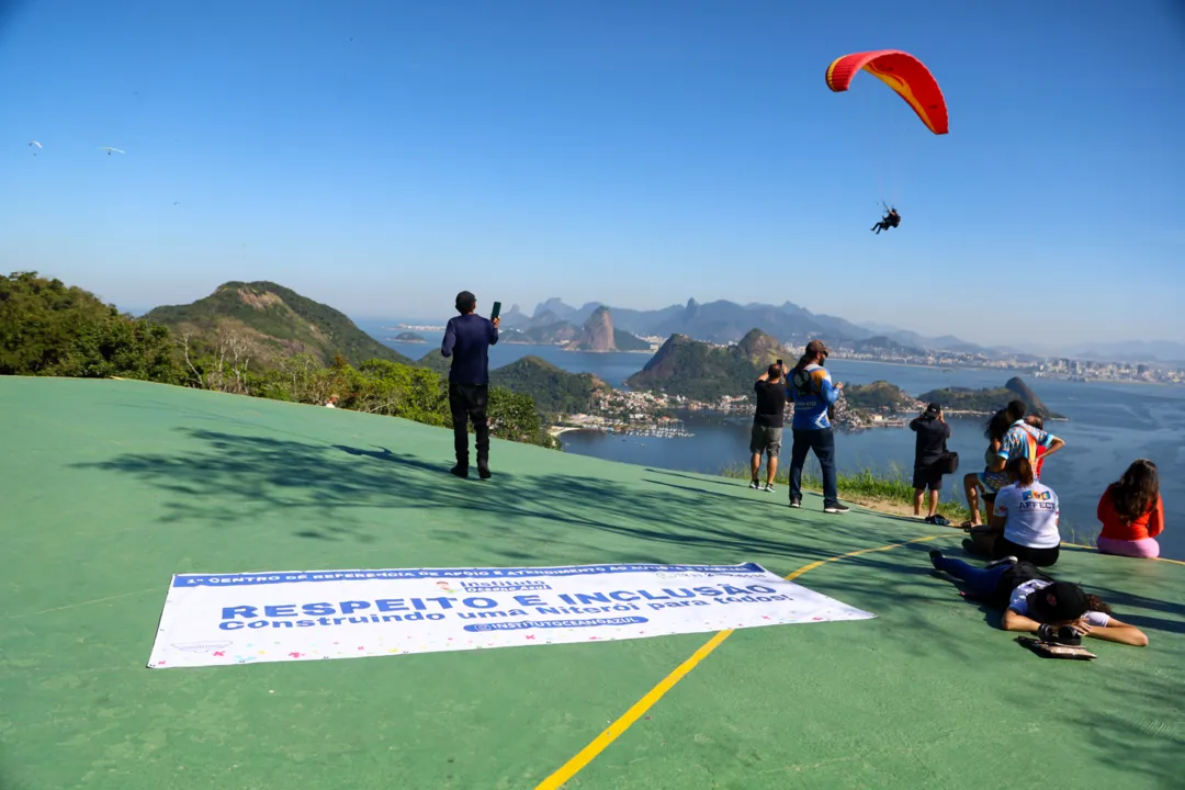 'Voo do orgulho' inspira famílias de autistas em Niterói