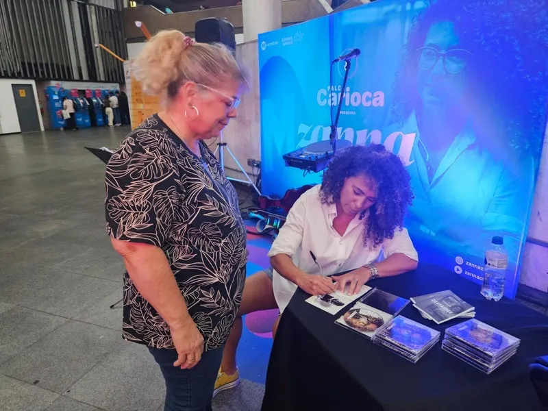 'Voz do Metrô' faz show na estação Carioca e agita fãs