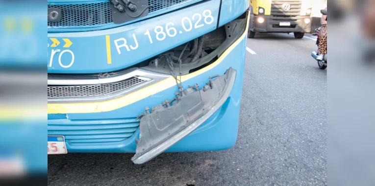 Colisão entre ônibus e viatura da PM complica trânsito na RJ-104