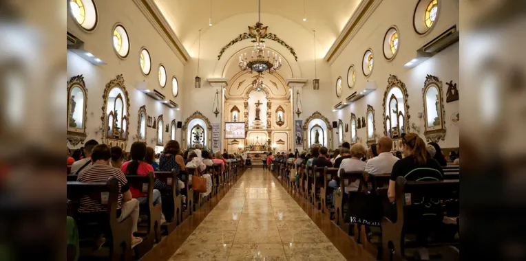 Devota atravessa estado para celebrar Santo Antônio em Niterói