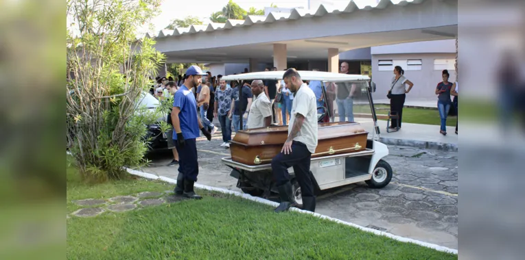 Multidão comparece a enterro de médico famoso em Niterói