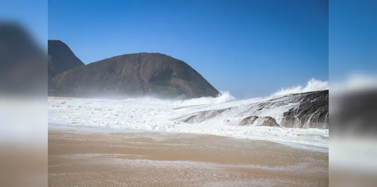 Risco de morte com ondas gigantes causa alerta em praia de Niterói