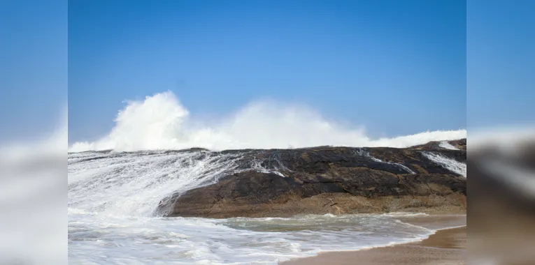 Risco de morte com ondas gigantes causa alerta em praia de Niterói