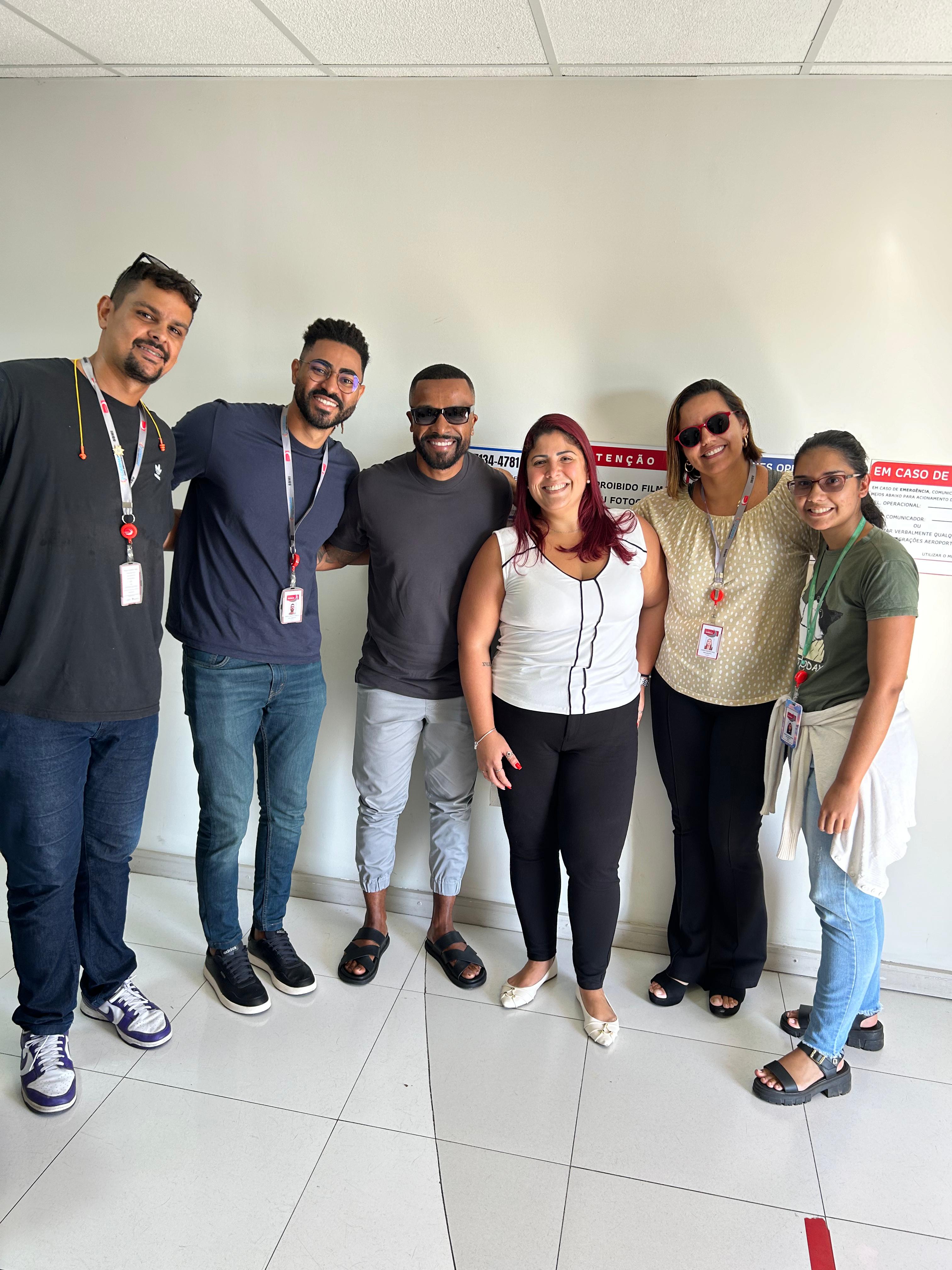 Alexandre Pires atrai atenção de fãs no Aeroporto de Maricá; fotos