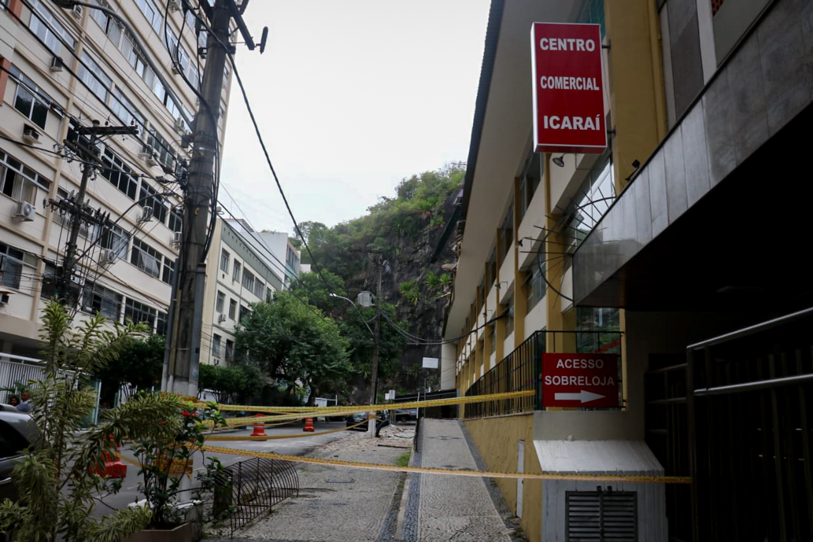 Shopping de Icaraí é esvaziado após queda de fachada: ‘Sem prazo'