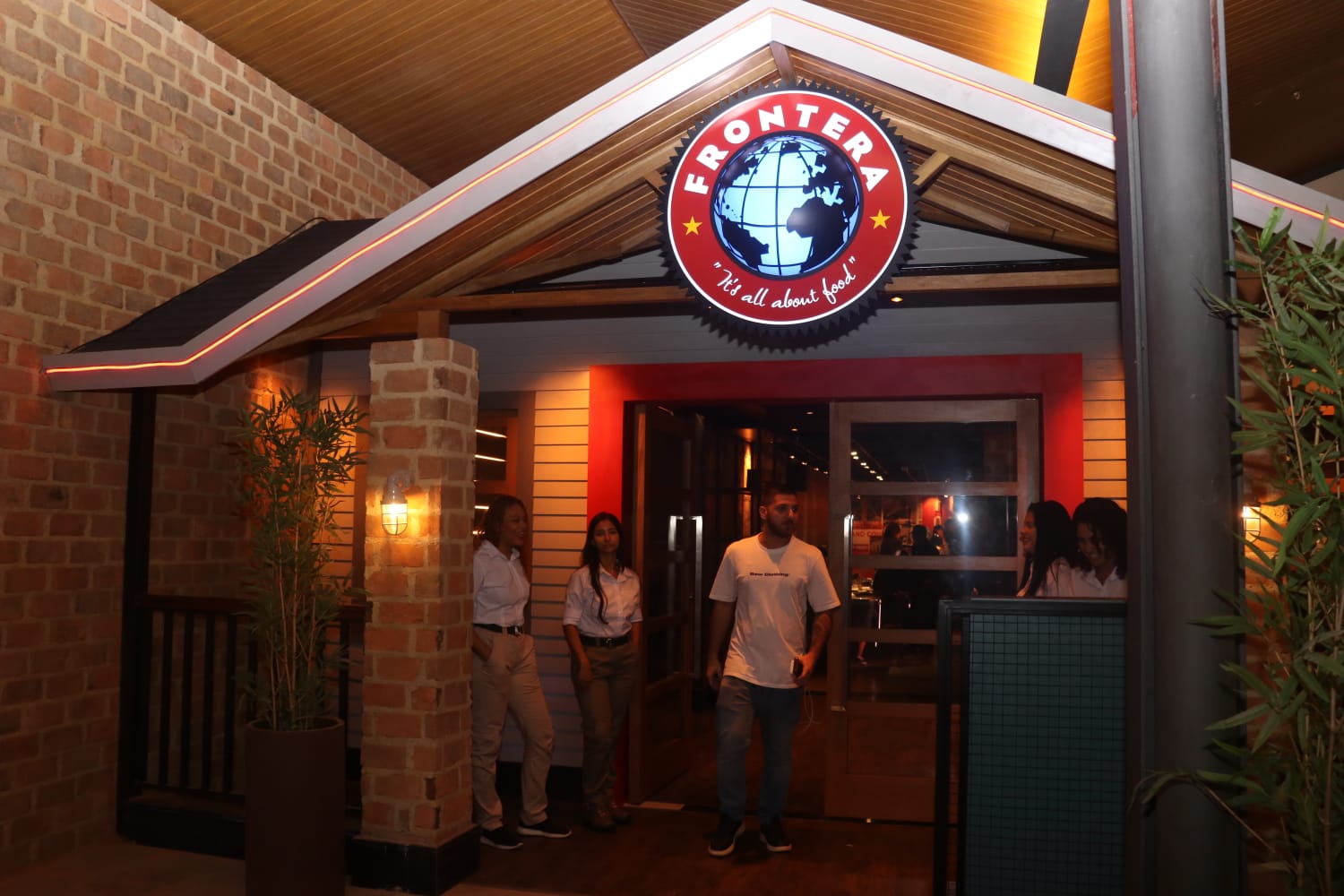 Frontera tem cardápio variado, com pizza, churrasco, entre outros pratos