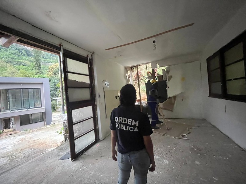 Retomada demolição de casas de luxo no Joá; veja imagens