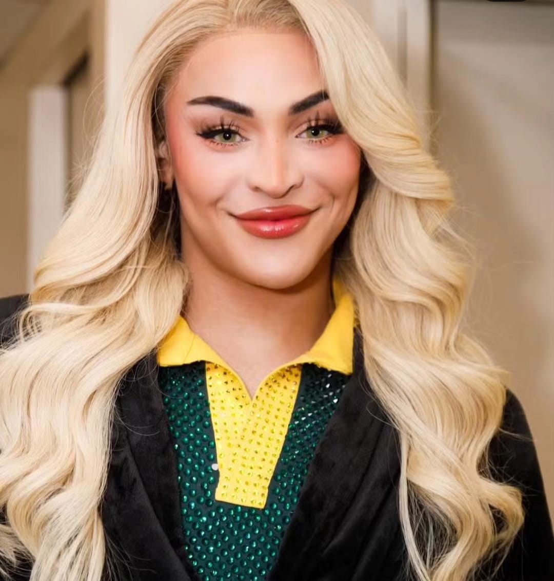 Cantora vestiu look com cores da bandeira do Brasil
