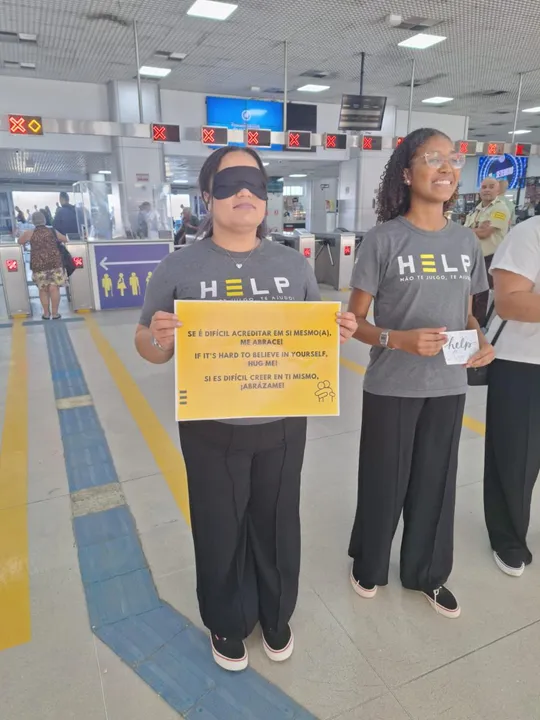 'Abraço grátis' ganha público na estação das barcas em Niterói