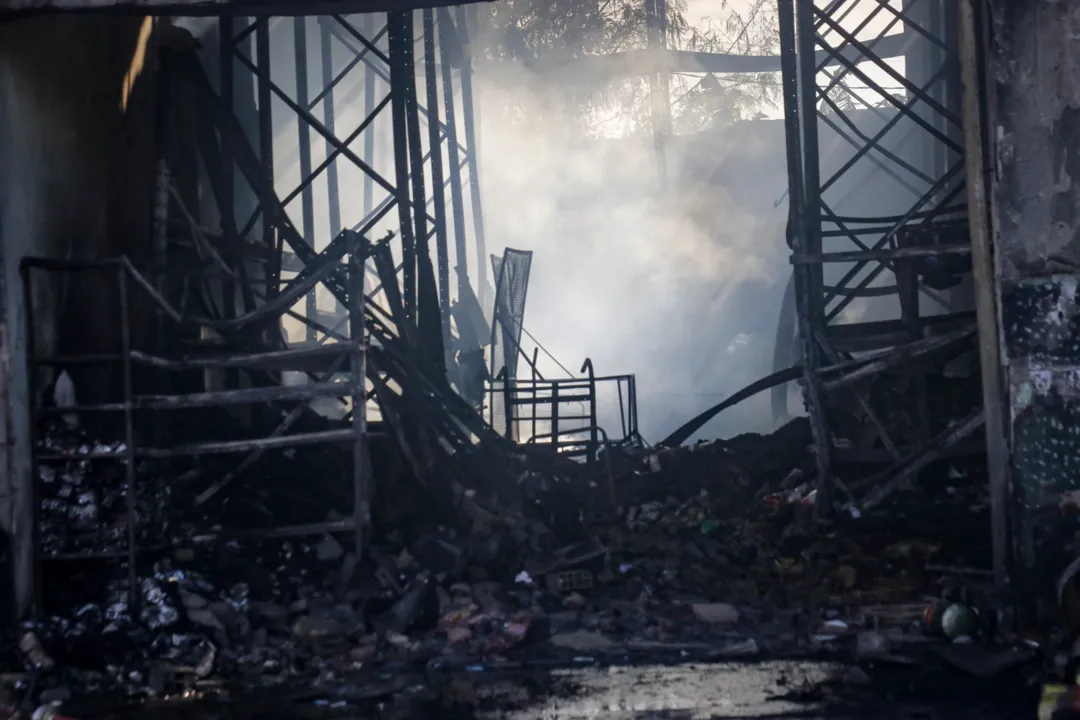 Incêndio atingiu galpões no Ceasa na noite de sábado (24)