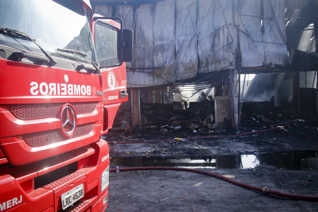 Incêndio atingiu galpões no Ceasa na noite de sábado (24)