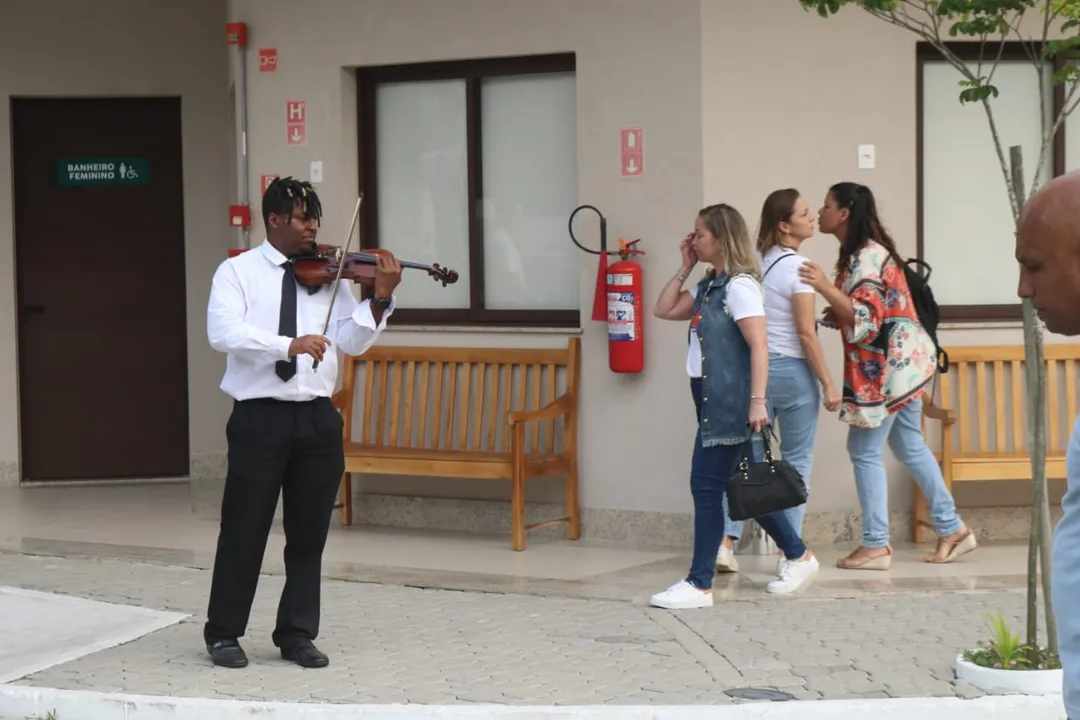 Despedida reuniu mais de 100 pessoas, entre parentes e amigos da família