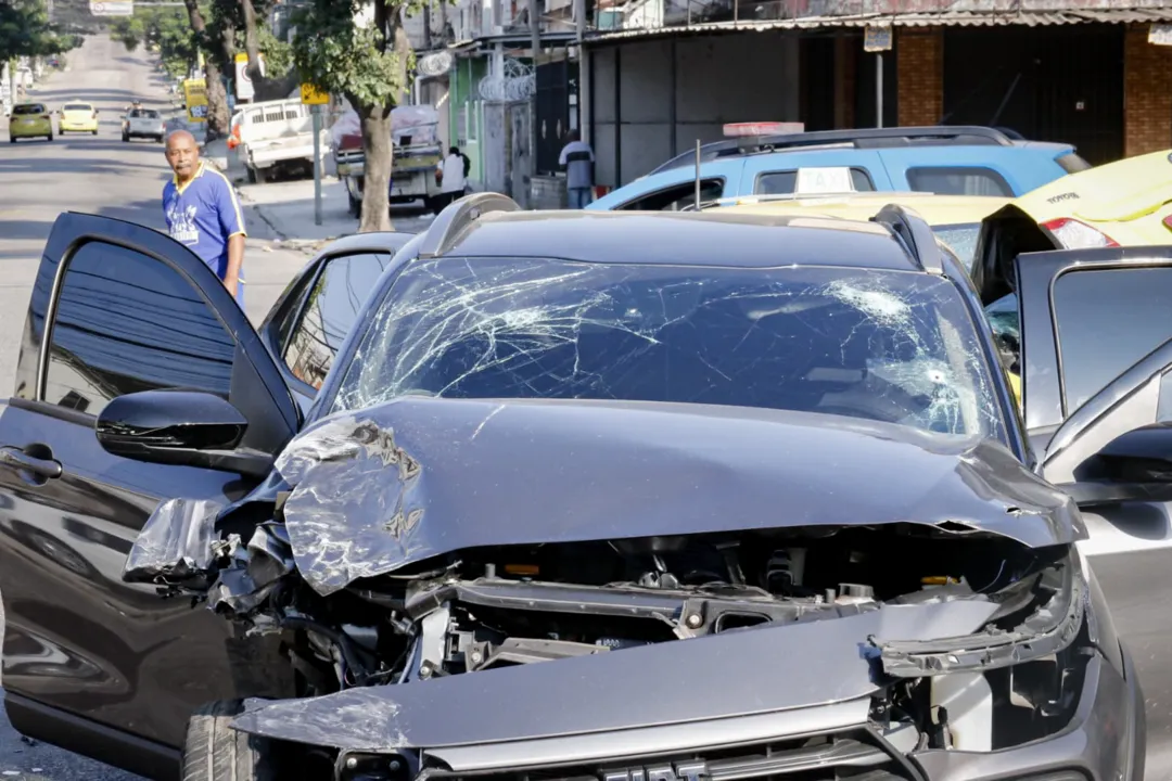 Bandidos batem de frente com polícia e causam terror no Rio