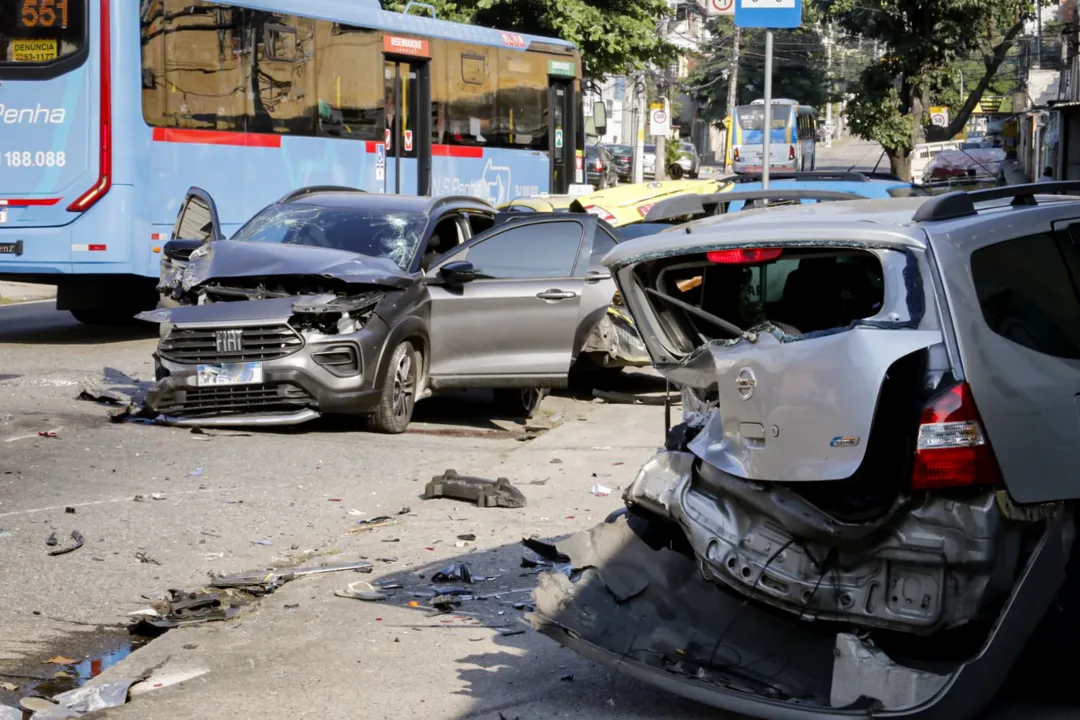 Bandidos batem de frente com polícia e causam terror no Rio