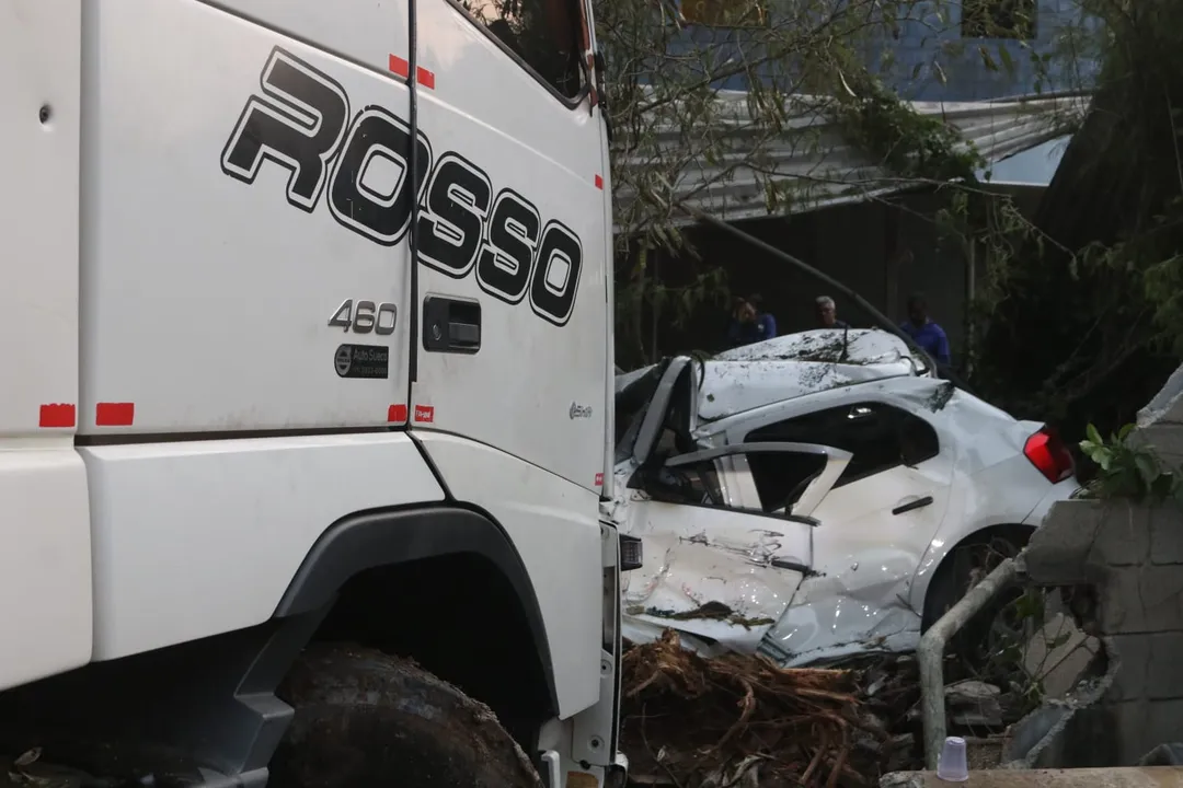 Caminhão e carro batem de frente em Niterói, e mulher fica ferida