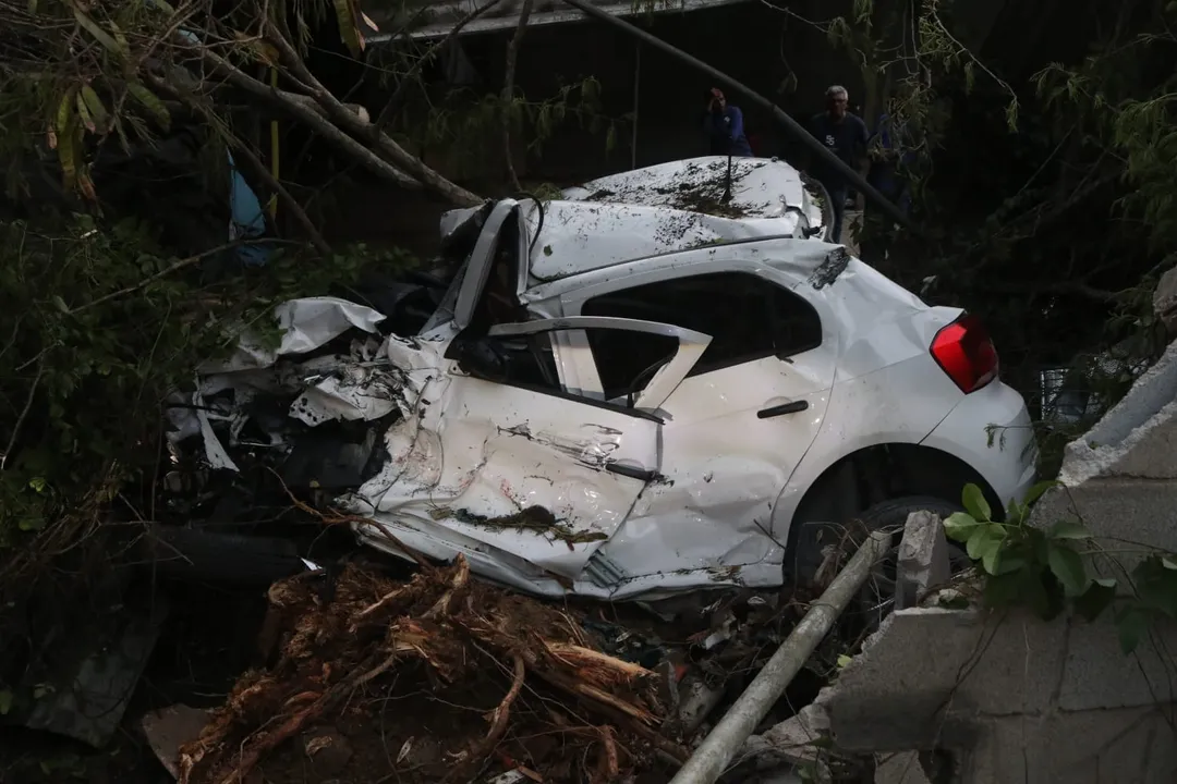 Caminhão e carro batem de frente em Niterói, e mulher fica ferida