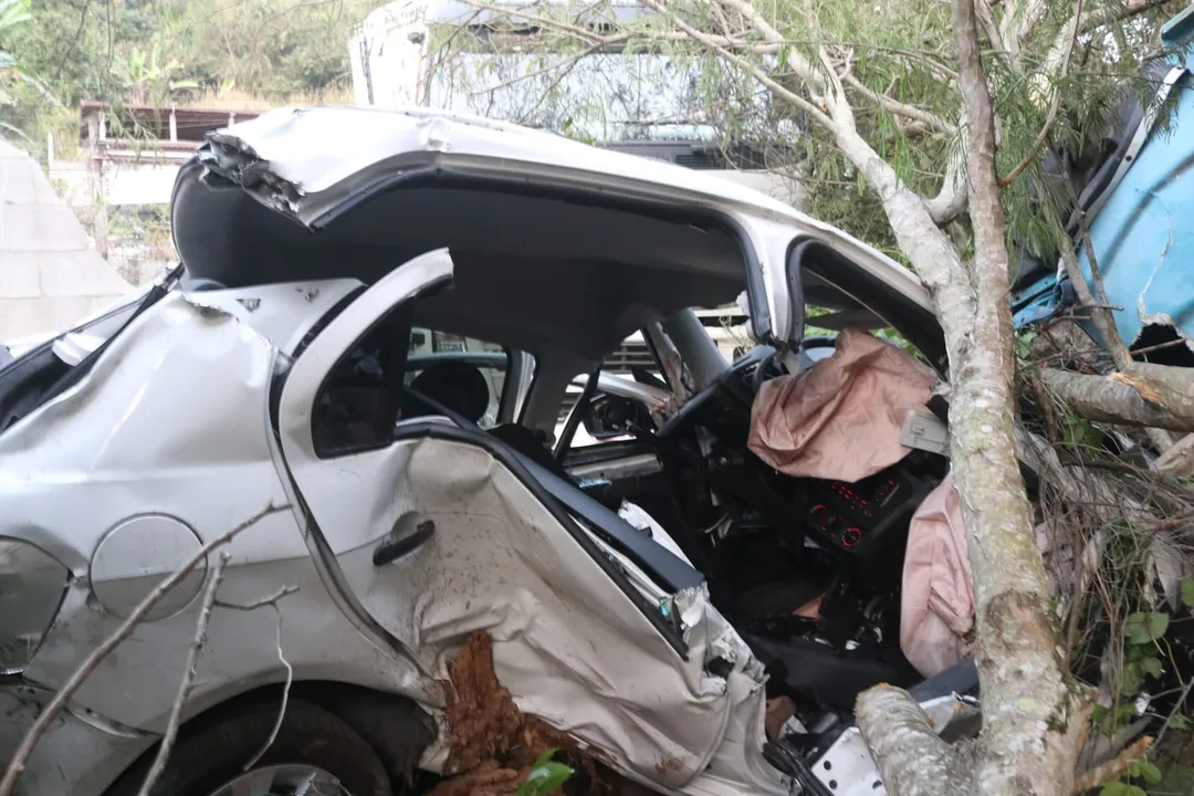 Caminhão e carro batem de frente em Niterói, e mulher fica ferida