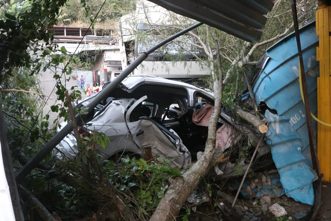 Caminhão e carro batem de frente em Niterói, e mulher fica ferida