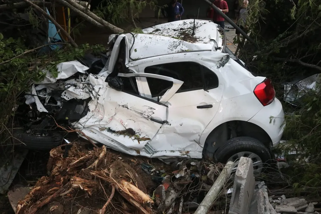 Caminhão e carro batem de frente em Niterói, e mulher fica ferida