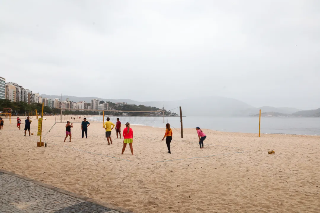 Apesar da chuva, moradores se exercitam na Praia de Icaraí