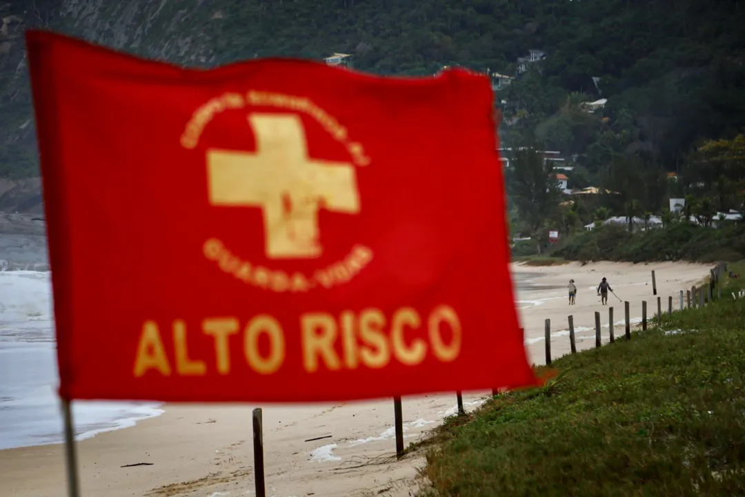 Curiosos se arriscam na beira de mar agitado em Itacoatiara