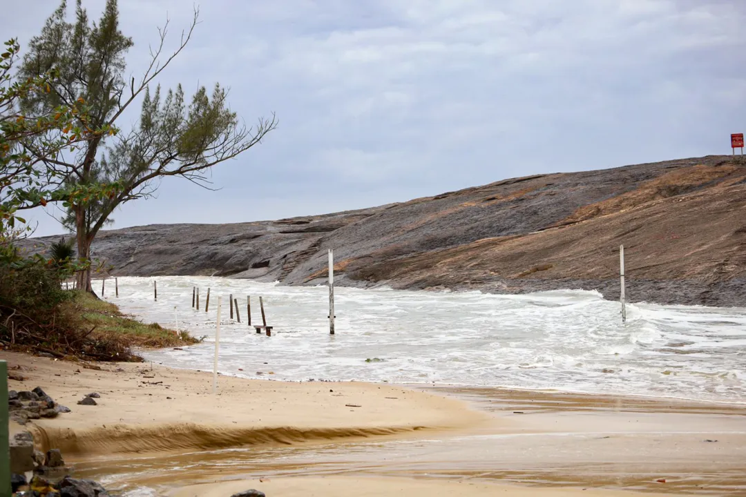 Curiosos se arriscam na beira de mar agitado em Itacoatiara