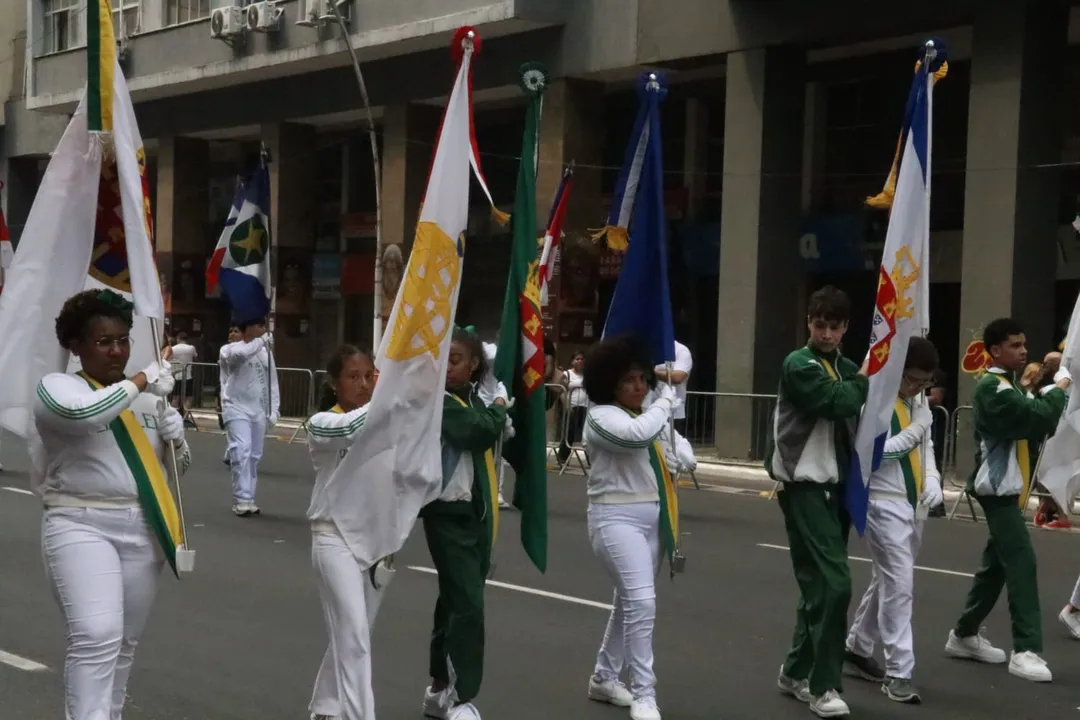 Desfile celebra Independência com tradição e orgulho em Niterói