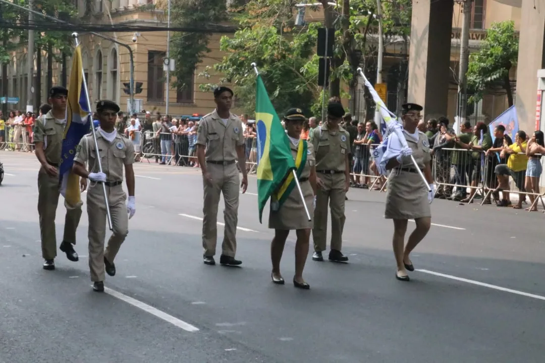 Desfile celebra Independência com tradição e orgulho em Niterói