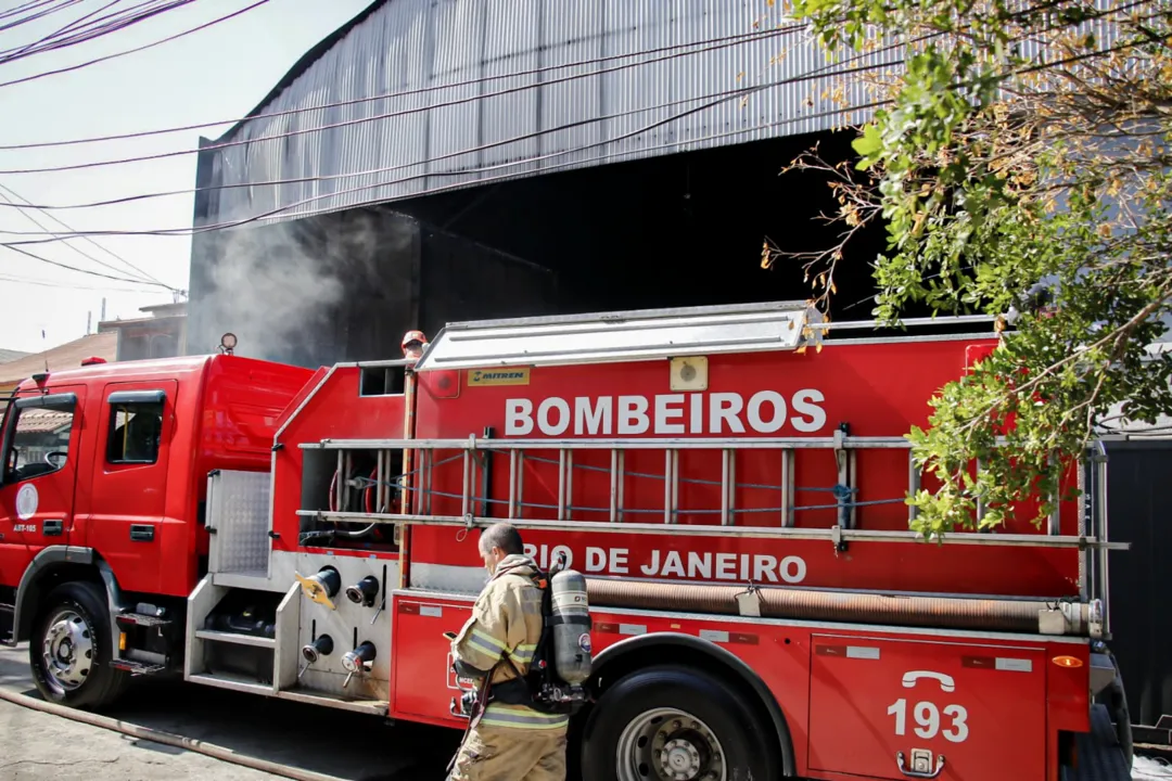 Fábrica pega fogo durante horário de trabalho em São Gonçalo