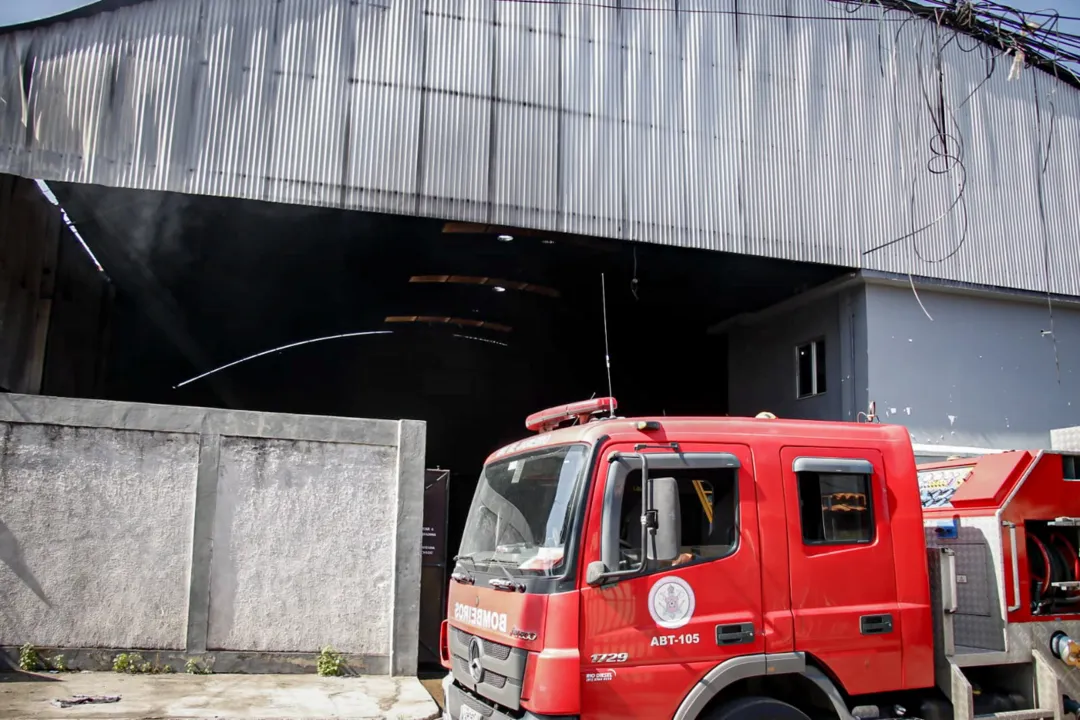 Fábrica pega fogo durante horário de trabalho em São Gonçalo