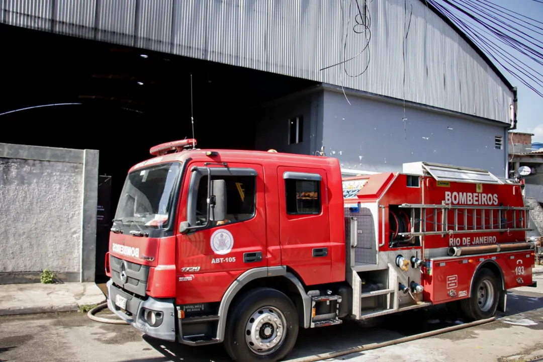 Fábrica pega fogo durante horário de trabalho em São Gonçalo