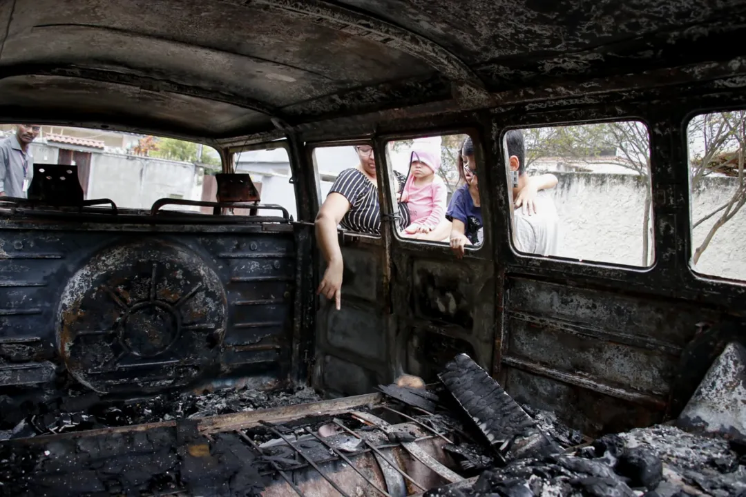 Família se desespera após kombi ser destruída por fogo em SG