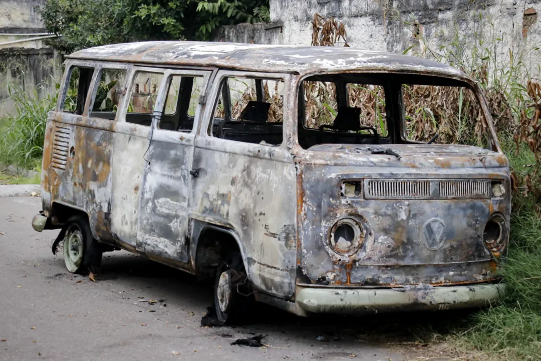 Família se desespera após kombi ser destruída por fogo em SG