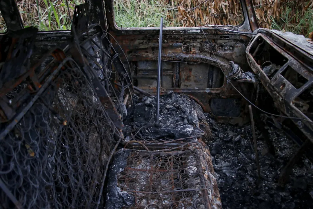 Família se desespera após kombi ser destruída por fogo em SG