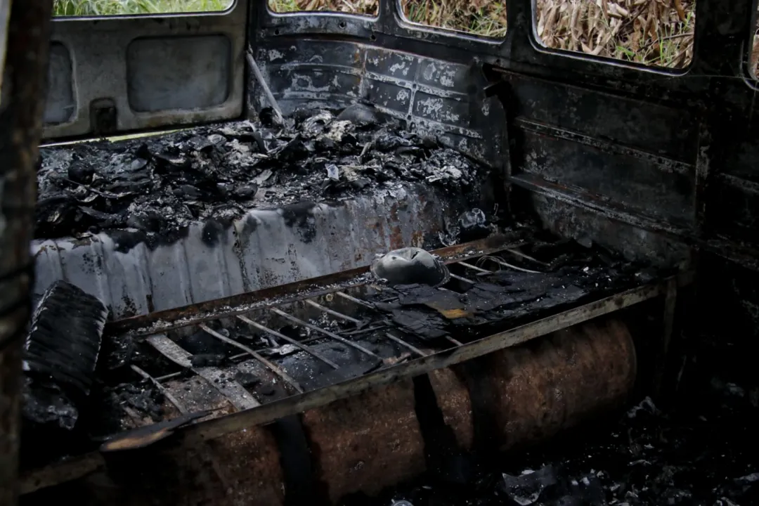 Família se desespera após kombi ser destruída por fogo em SG