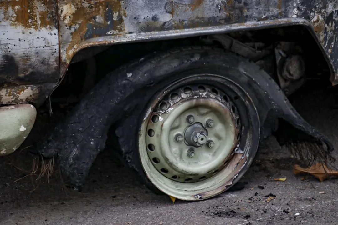 Família se desespera após kombi ser destruída por fogo em SG