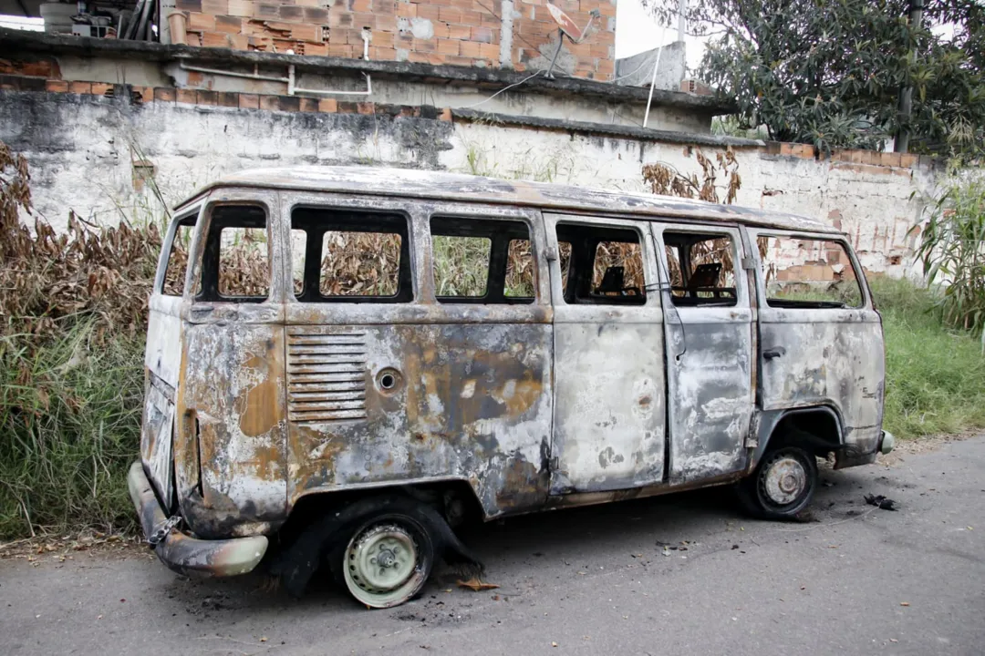 Família se desespera após kombi ser destruída por fogo em SG