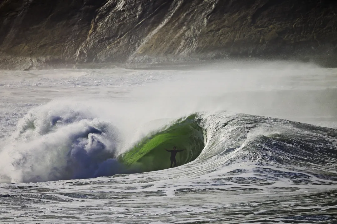 Lucas Chumbo e Pedro Scooby em campeonato de surfe em Niterói