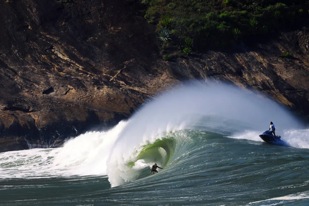 Lucas Chumbo e Pedro Scooby em campeonato de surfe em Niterói