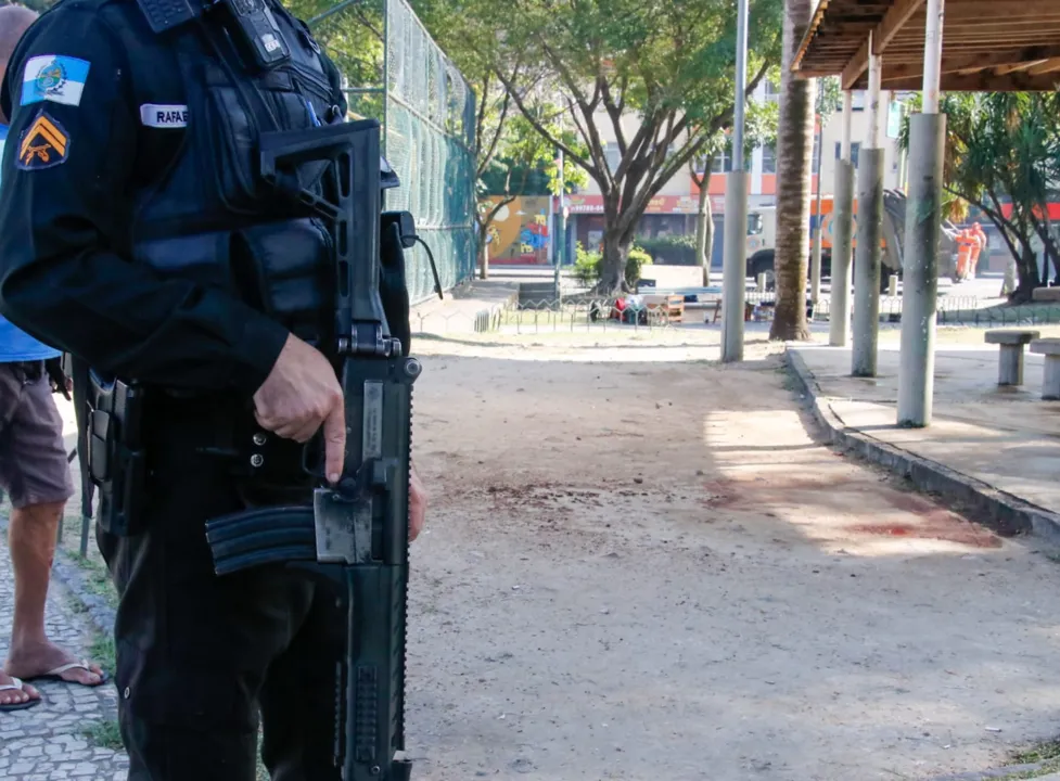 Marcas do horror: cenário de guerra após ataque em praça no Rio