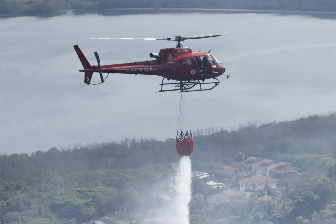 Helicópteros atuam no local