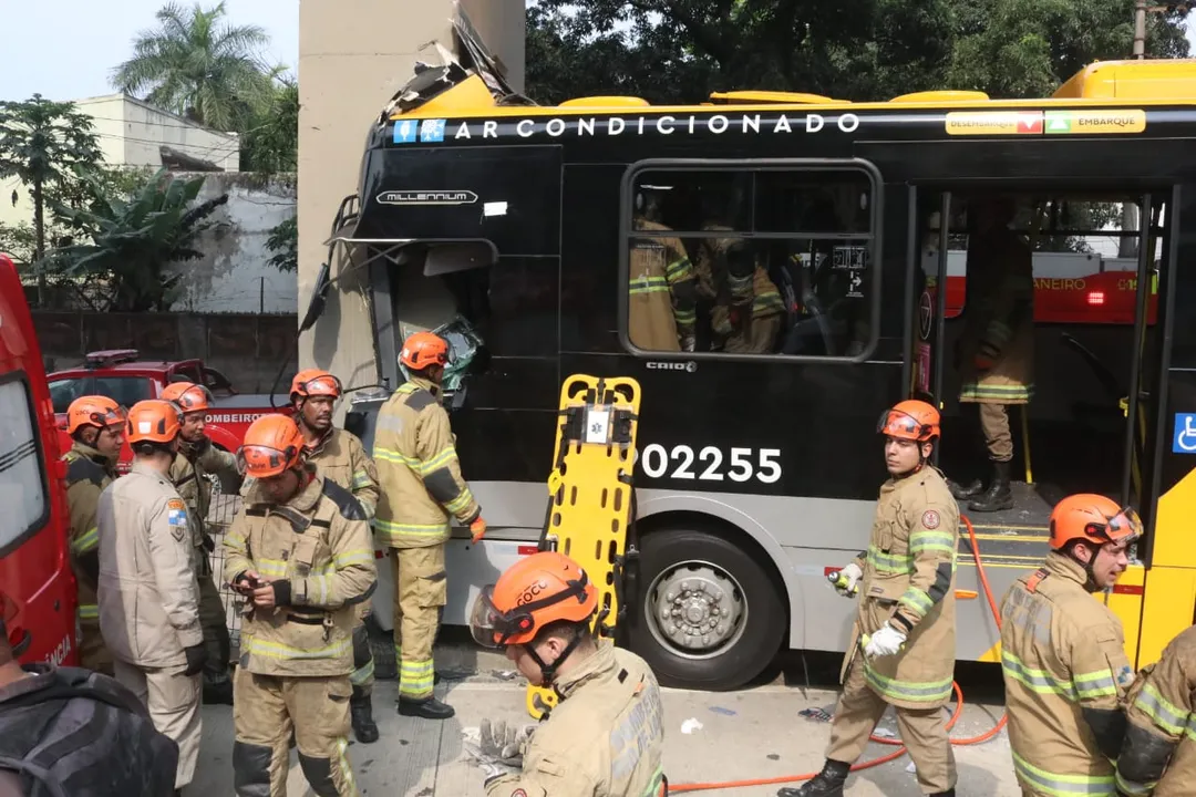 Motorista do BRT fica 3 horas preso às ferragens e gritando de dor