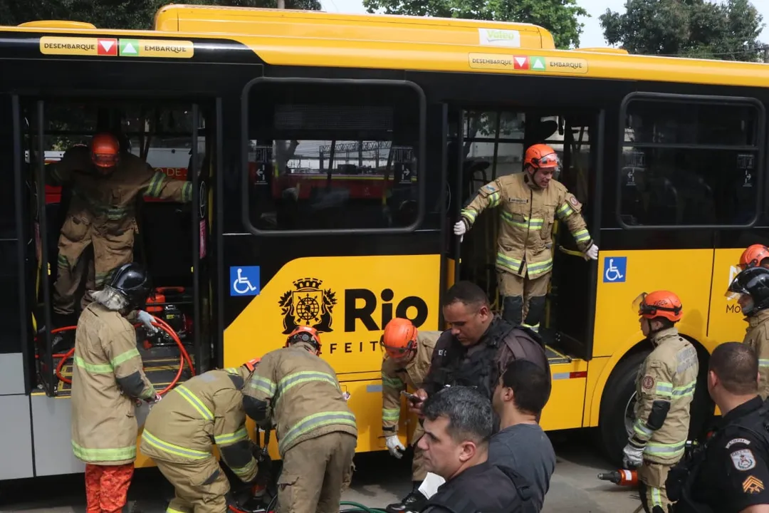 Motorista do BRT fica 3 horas preso às ferragens e gritando de dor