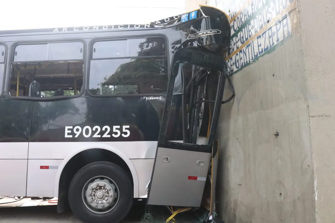 Motorista do BRT fica 3 horas preso às ferragens e gritando de dor